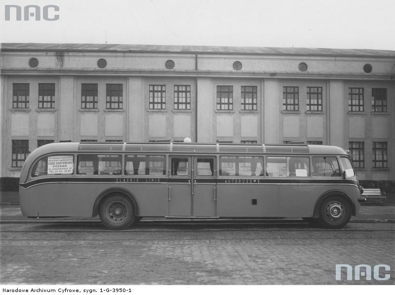 Autobus Śląskich Linii Autobusowych w Katowicach kursujący...