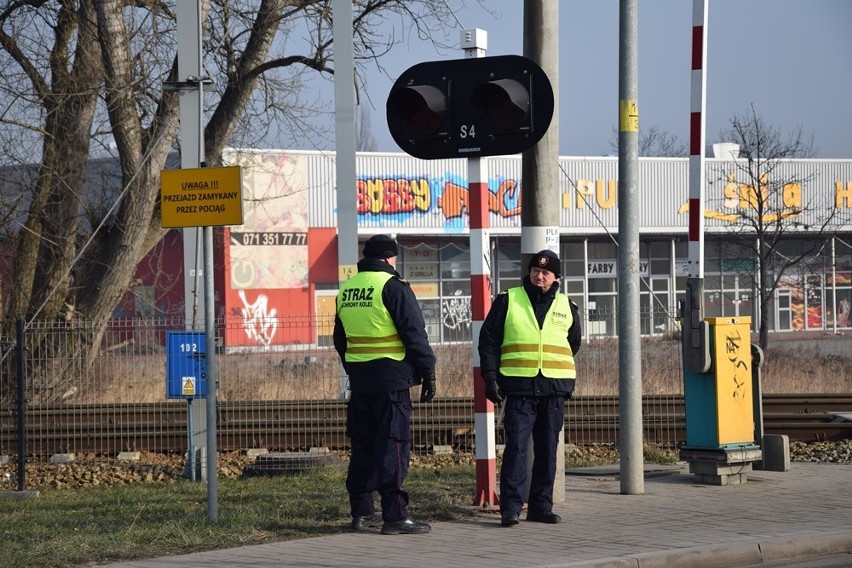 Pierwszy taki przejazd kolejowy w Polsce. Dodatkowe światła nie wpuszczą kierowców