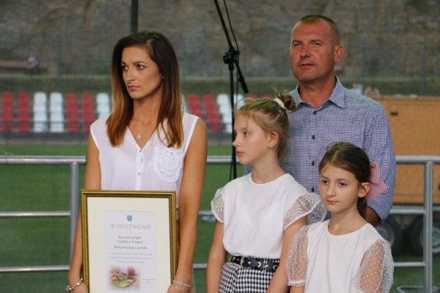 Małgorzata i Konrad Luciakowie z dziećmi podczas rozdania nagród na Dożynkach Powiatu Kieleckiego.