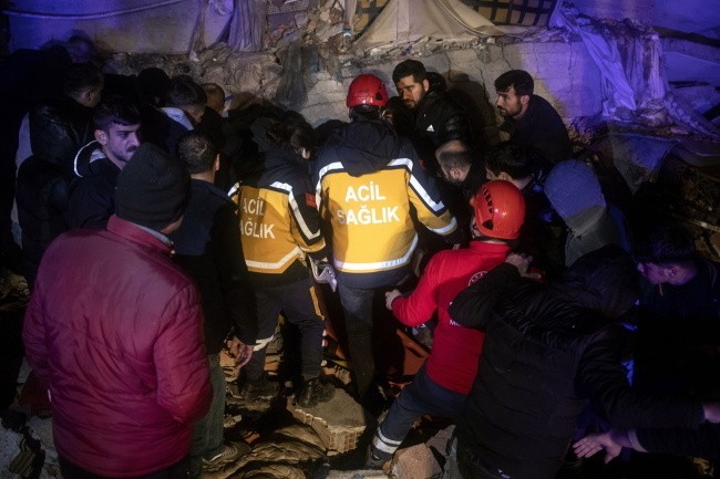 Silne trzęsienie ziemi nawiedziło Turcję. Liczba ofiar sięga już ponad 1600 osób