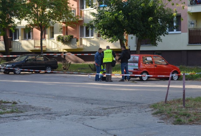 Dziwne przewody pod samochodem, zaalarmowane służby &#8211; akcja sprawdzania, tego co było pod samochodem trwała siedem godzin.