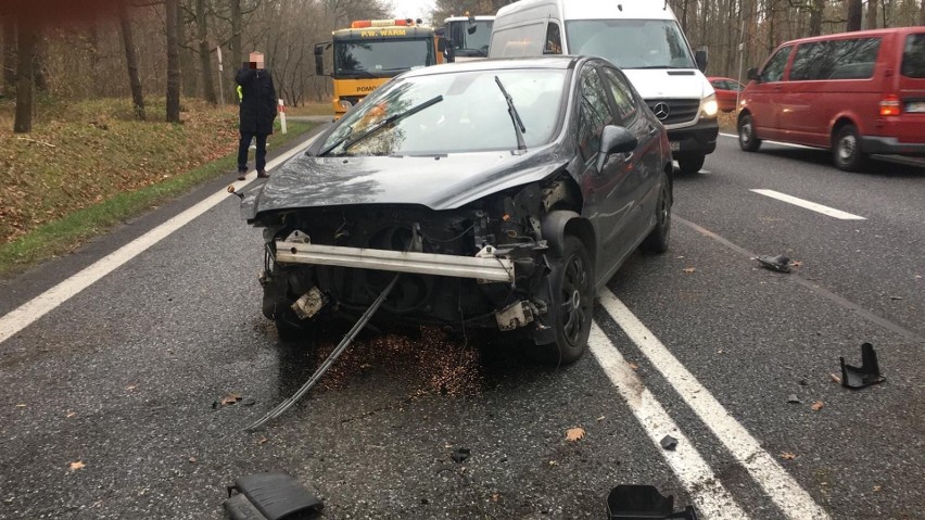 Dwa peugeoty zderzyły się pomiędzy Dąbrową a dojazdem do autostrady