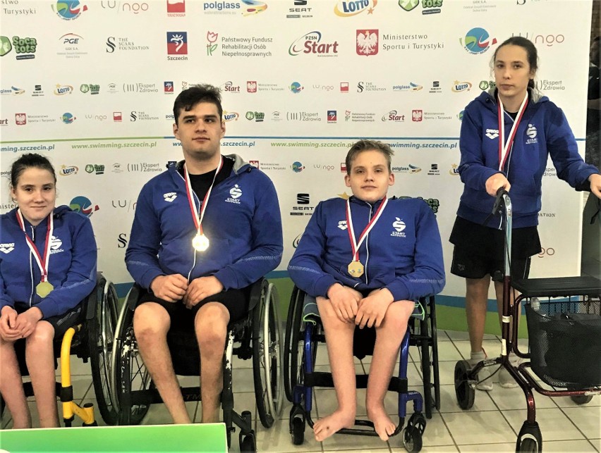 Grupa niepełnosprawnych pływaków z Oświęcimia po wyścigu...
