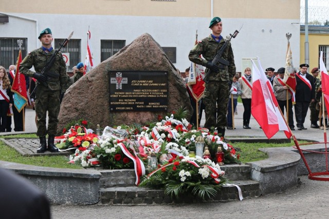 Pod pamiątkowym obeliskiem w Potulicach znów zapłoną znicze.