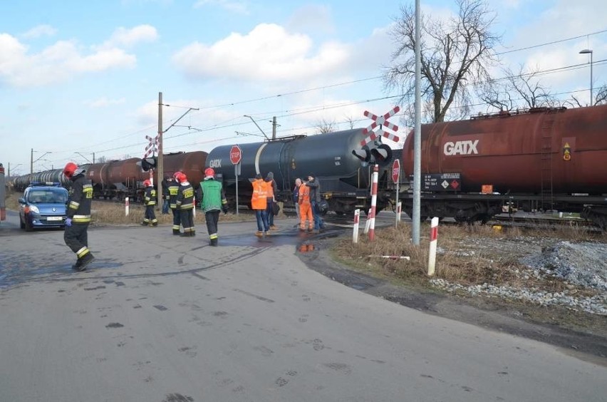 Wypadek na przejeździe kolejowym w Dalkach: Samochód...