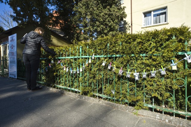 Maseczkomat znajdziesz przy ul. Piłsudskiego 65 w Koszalinie. Na ogrodzeniu pojawiły się kolorowe, przypięte spinaczami maseczki. Jeśli chcesz, odpinasz, dziękujesz i zakładasz.