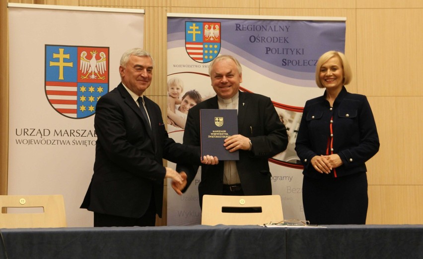 Podpisanie umowy. Od lewej: Andrzej Bętkowski - marszałek...