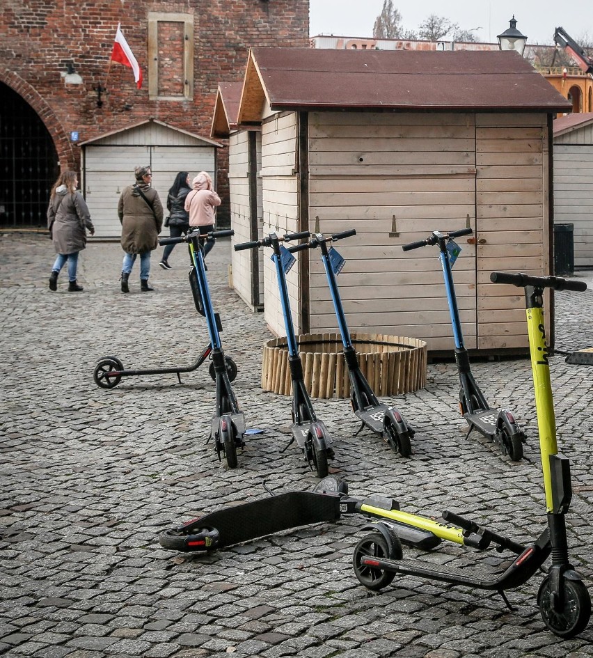 Gdańsk: Mniej hulajnóg będzie porzucanych na chodnikach? Powstanie 200 miejsc na postój dla hulajnóg elektrycznych 