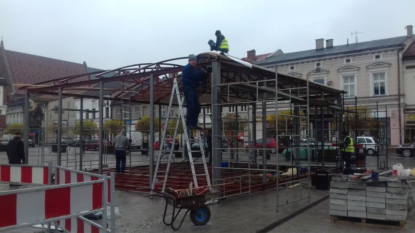 Oświęcim. „Cafe Rynek” pnie się do góry. Na tym nie koniec nowości na oświęcimskim rynku [ZDJĘCIA]