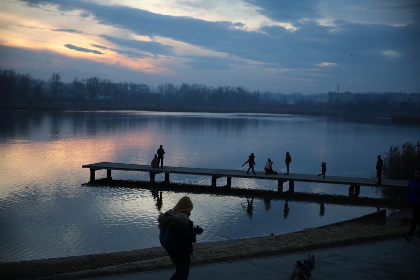 Kraków. Noworoczne kąpiele w zalewie Bagry i spacery po nowych alejkach