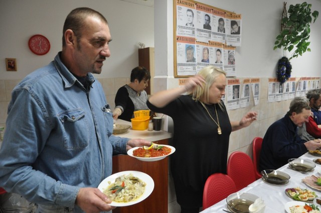 Pan Dariusz pomaga w roznoszeniu świątecznych potraw