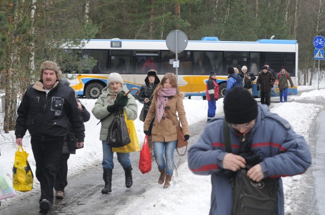 Na przeprawę Karsiborów mieszkańcy mogą się dostać  bezpłatnym autobusem