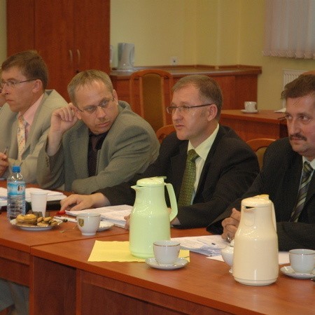 W sobotę 12 lipca Jan Kosiński (od prawej), Jerzy Bielawski i Marek Janas stracili miejsca w zarządzie powiatu (z lewej sekretarz Jerzy Wojnar). Teraz skarzą tą decyzje u wojewody.