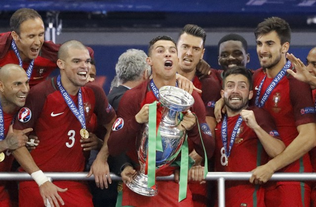 Mistrzem Europy 2016 zostali Portugalczycy, którzy po dogrywce pokonali Francję 1:0. Cristiano Ronaldo finał okupił kontuzją, z powodu której musiał przedwcześnie opuścić boisko, ale ostatecznie to on wzniósł Puchar Henri Delaunaya.