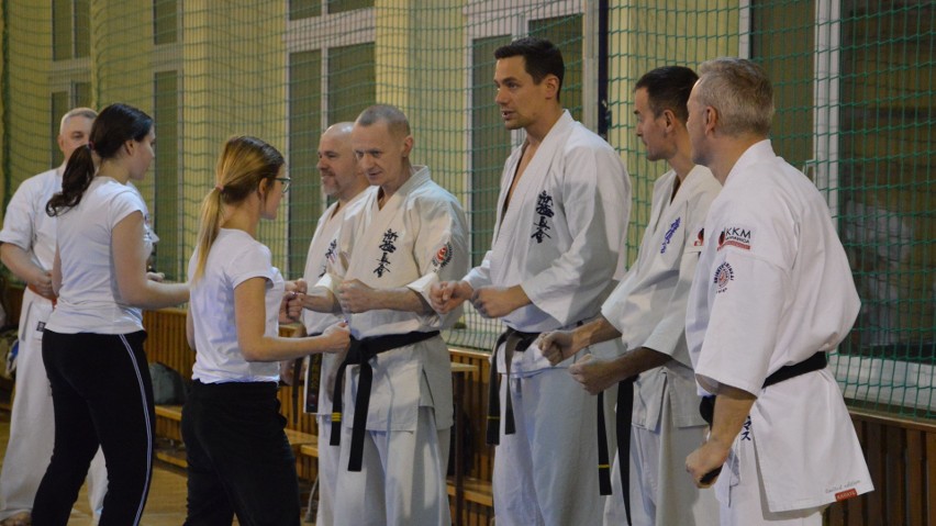 Egzamin na stopnie kyu w Klubie Karate Morawica z wicemistrzem świata Maciejem Mazurem. Zobacz zdjęcia