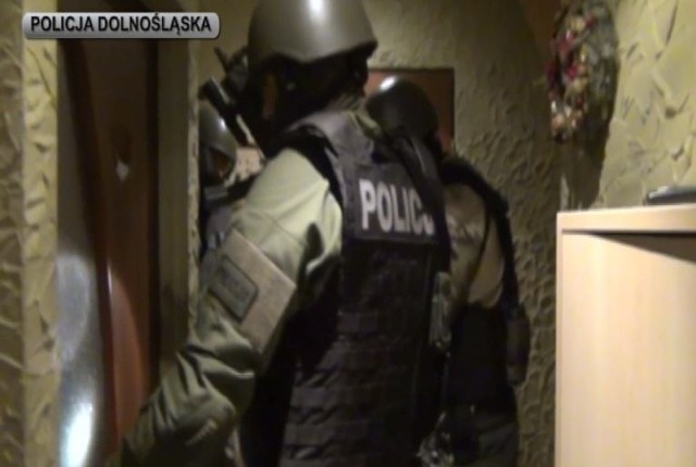 Policja rozbiła grupę oszustów. Wśród zatrzymanych pseudokibic Śląska Wrocław