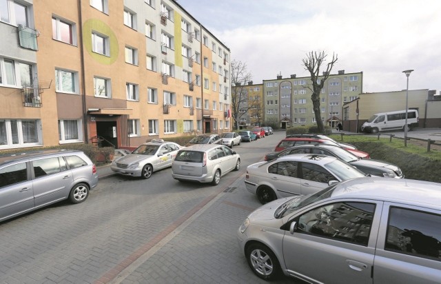 W okolicach bloku przy ul. Zygmunta Augusta 12 swoje samochody parkują nie tylko uprawnieni kierowcy, ale również ci, którzy nie posiadają specjalnych identyfikatorów