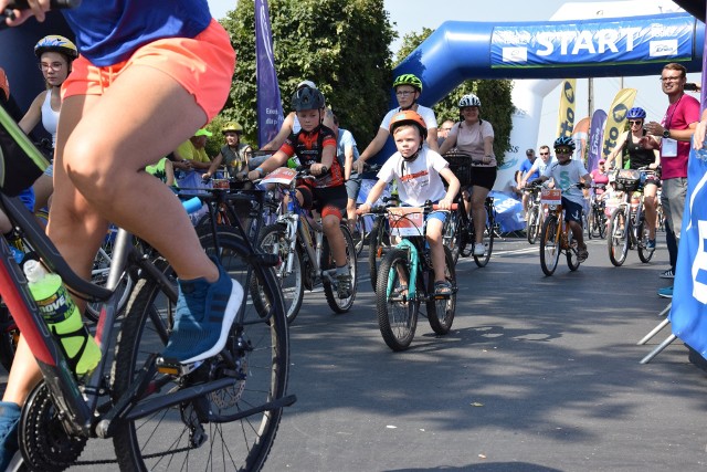Rodzinny rajd rowerowy Kids Tour w ramach Enea Pałuki Tour 2019. Start przy ulicy Gnieźnieńskiej w Żninie. Niżej wideo z przejazdu głównego wyścigu kolarskiego Enea Pałuki Tour 2019 przez Gąsawę: