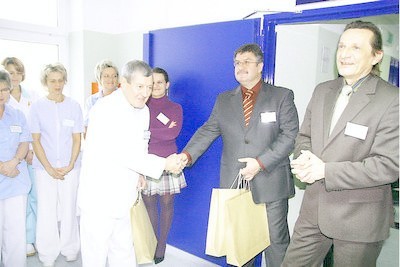Mikołajkowy prezent odbiera dr Andrzej Kasperski, obok dyrektorzy Maciej Polasik i Leszek Bonna