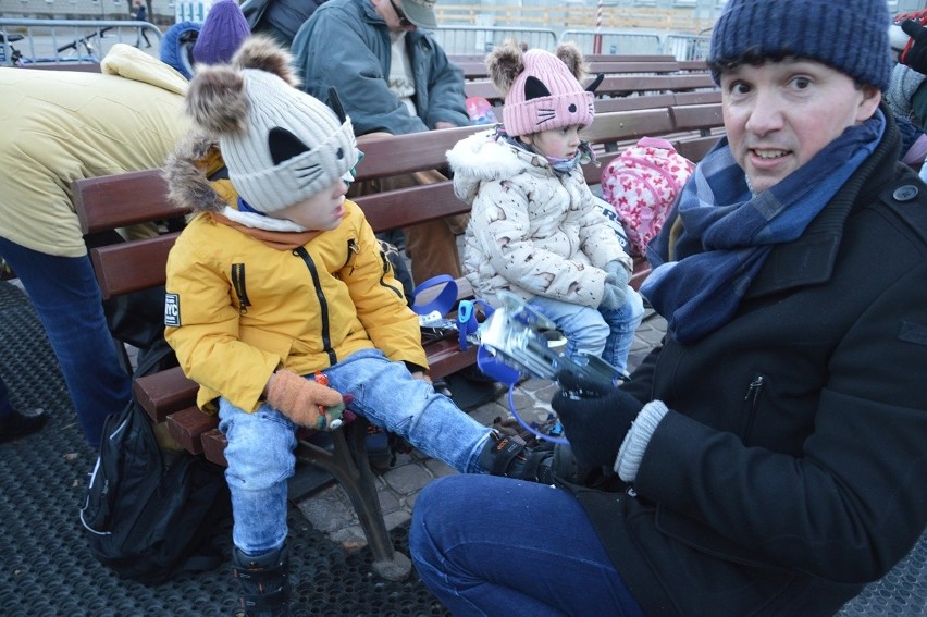 Sztuczne lodowisko w Stalowej Woli otworzyło widowisko z łyżwami i ogniem