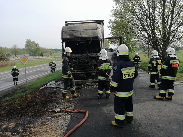 Pożar ciężarówki z naczepą na krajowej "dziewiątce" w Alojzowie koło Iłży.