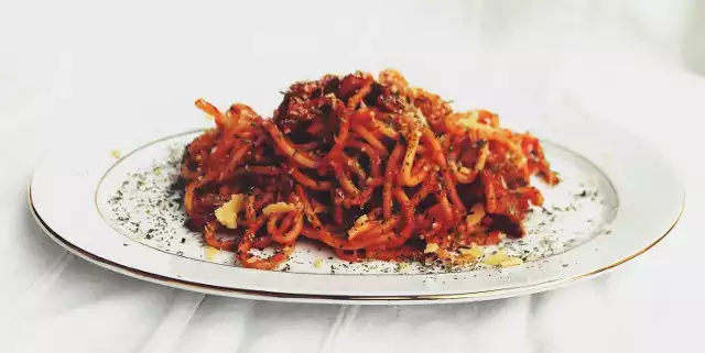 Makaron spaghetti z boczkiem i sosem pomidorowym. Zobaczcie przepis!