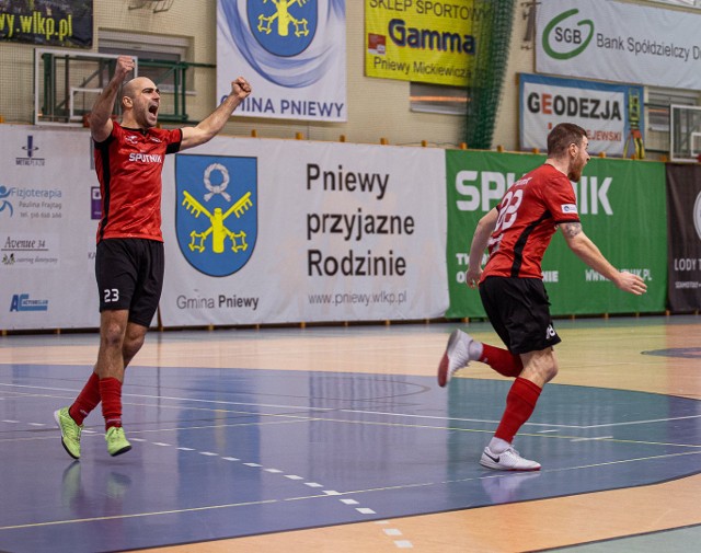 Jednego z goli w meczu derbowym (4:2) strzelił Piotr Błaszyk (z lewej).