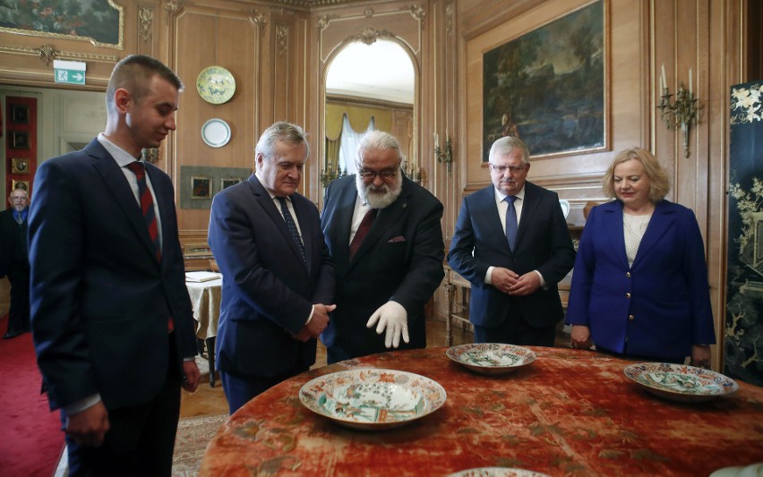 Minister kultury Piotr Gliński przekazał cenną chińską porcelanę dla zamku w Łańcucie [ZDJĘCIA]
