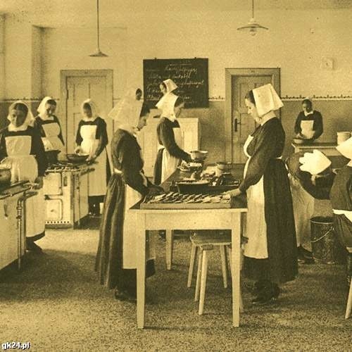 Siostry ze Zgromadzenia Salem podczas przygotowywania posiłku w kuchni koszalińskiego szpitala.