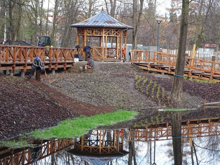 Kraków. Nowy Park Duchacki nabiera kształtów. Pomost prawie gotowy. Są też ławeczki