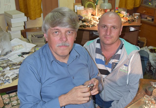 W pracy zegarmistrzowskiej panu Wiesławowi (z lewej) od blisko dwóch dekad wiernie towarzyszy młodszy kolega po fachu - Sławomir Strugała z Opacia. Obydwu pasją zarazili sąsiedzi.