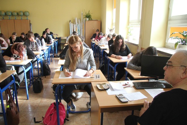 Uczniowie Zespołu Szkół Ponadgimnazjalnych numer 2 w Kielcach (VII Liceum Ogólnokształcące i Technikum numer 8) w większości nie pisali próbnej matury przez 120 minut - kończyli wcześniej.