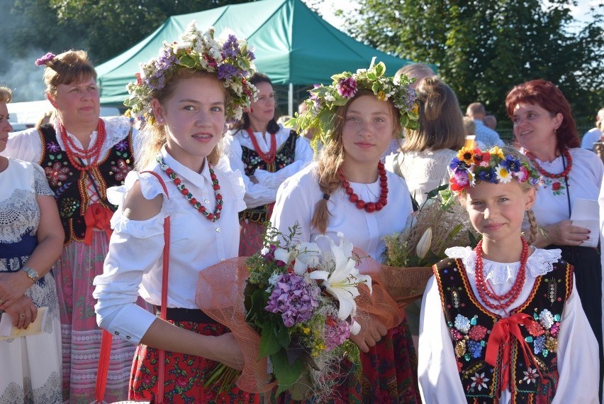 Dożynki powiatu krakowskiego. Z wieńcami i pachnącymi chlebami paradowali przez pół Skały 