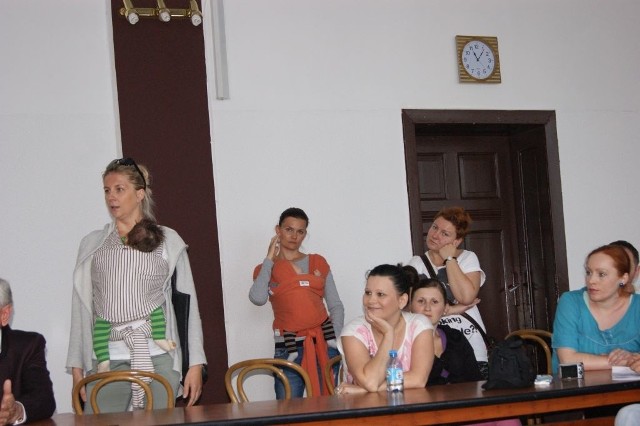 Sala konferencyjna starostwa powiatowego w Wąbrzeźnie wypełniła się matkami z dziećmi i ciężarnymi kobietami walczącymi o przywrócenie porodówki.