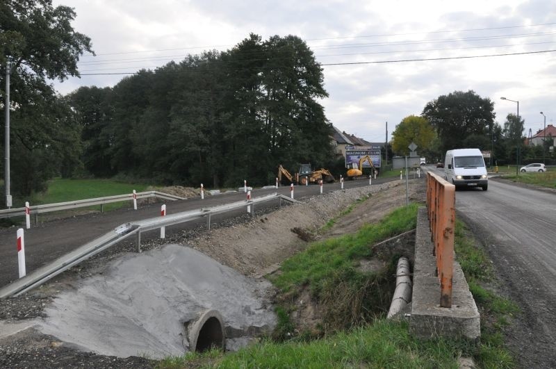W ramach remontu drogi Olesno - Łowoszów przebudowany...