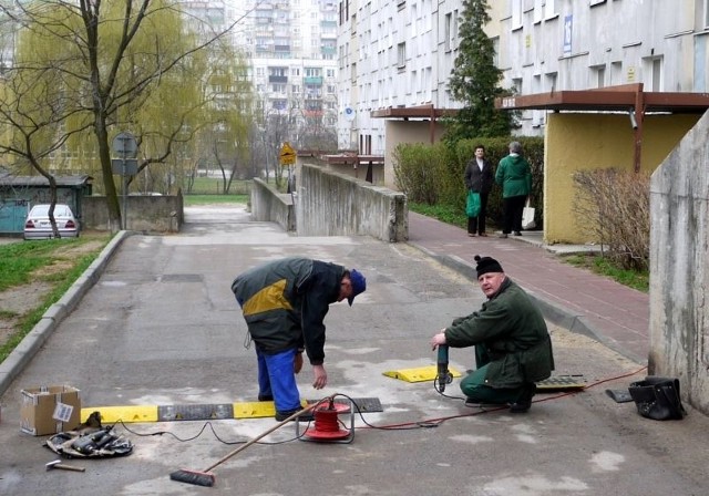 W czwartek pracownicy Spółdzielni Mieszkaniowej Ustronie montowali progi zwalniające przed blokiem przy ulicy Sandomierskiej 16.