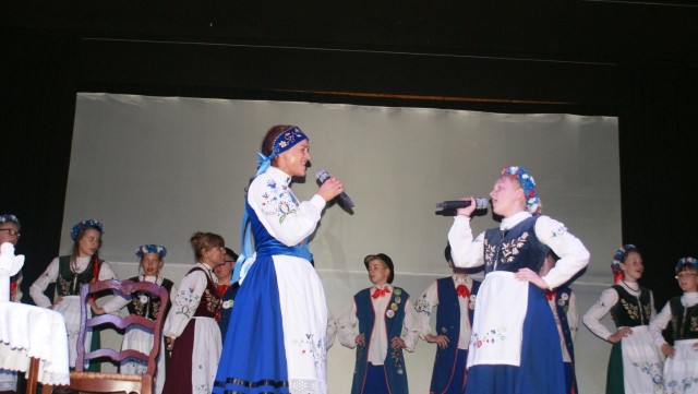Na scenie zespół Ziemia Czerska. Z lewej wnuczka Elżbiety Wiśniewskiej - Iza. Jej występ był dużą niespodzianką.
