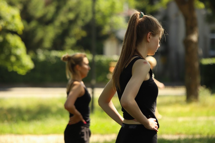 Joga dla zwierząt w parku Glazja: torunianie ćwiczą i pomagają! Zobaczcie zdjęcia!