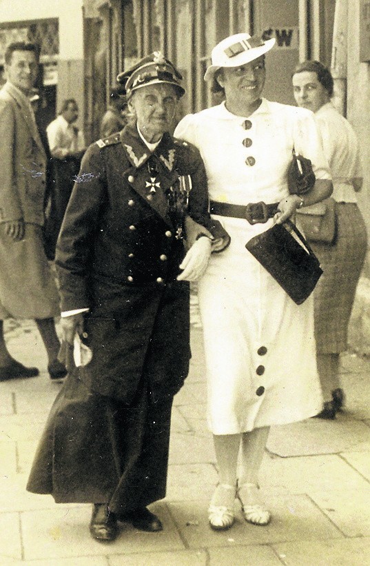 Lucyna Żukowska z lewej. Okres międzywojenny