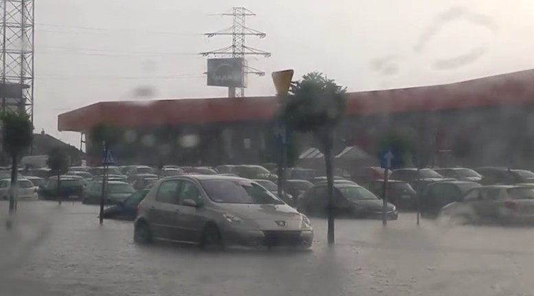 Na parkingu przed centrum handlowym M1 w Czeladzi powstało...