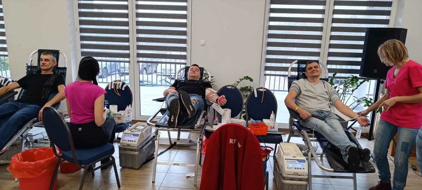 Wspaniała akcja w Skorzeszycach w gminie Górno. Kilkadziesiąt osób oddało krew dla dziecięcej Onkologii. Zobacz zdjęcia
