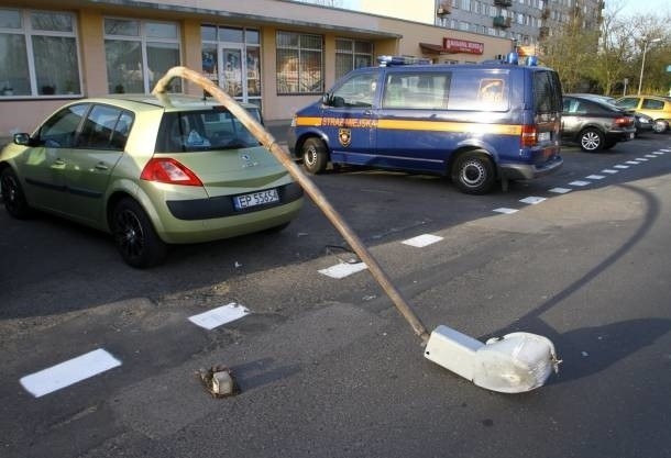 Latarnia przewróciła się na samochód zaparkowany przed przychodnią! O krok od tragedii [zdjęcia]