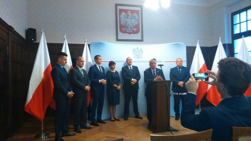 Konferencja prasowa ministra Witolda Bańki (trzeci z lewej)...
