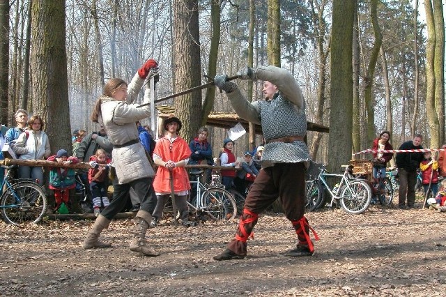 Tak przed ośmioma wiekami mogły wyglądać ćwiczenia wojów na ryczyńskim majdanie. W sobotę walczyli tu Kamil Prokop (z lewej) i Wojciech Szubert z Chorągwi Piastów Śląskich.
