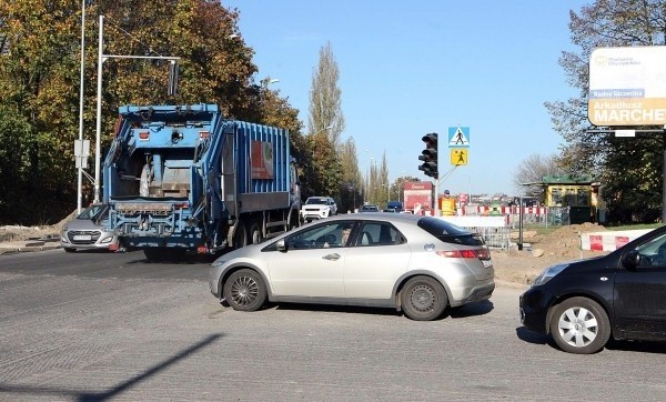 Przejazd przez skrzyżowanie ulicy Hożej z Obotrycką i Bogumińską graniczy z cudem. Wszystko z powodu wyłączonej sygnalizacji.