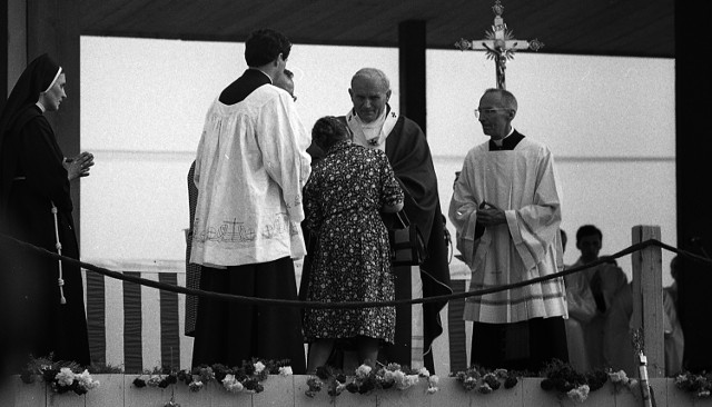 Ojciec św. Jan Paweł II przyjechał z wizytą do byłego niemieckiego obozu koncentracyjnego Auschwitz w czerwcu 1979 r. Przewodniczył wówczas mszy św. na terenie byłego obozu Auschwitz II-Birkenau