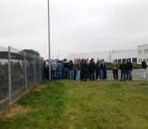 Zdjęcie współpracowników Polomarketu w Giebni, którzy blokują wjazd