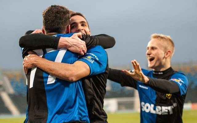 Portugalski pomocnik Mica (nr 77) odbiera gratulacje po strzeleniu gola na 2:0 od rodaka Alvarinho. Z prawej strony Bartłomiej Pawłowski, który zadebiutował udanie w barwach Zawiszy (asysta II stopnia  przy golu na 1:0).