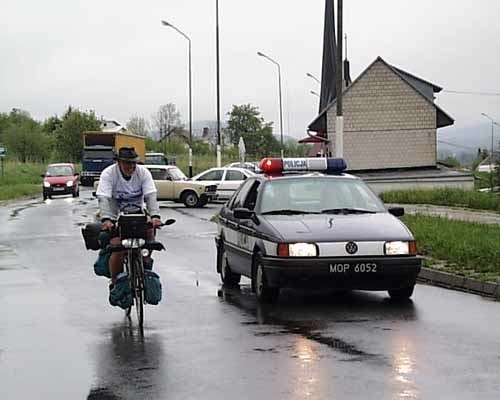 Uśmiechnięty Ger Van Kruisbergen w eskorcie policji na...