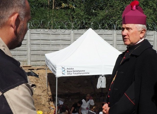 Abp. Edward Ozorowski na terenie prac ekshumacyjnych przy Areszcie Śledczym w Białymstoku.